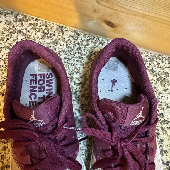Kids Size 6.5Y Jordan Series SE Sneakers in Burgundy and Tan - Picture 3 of 15